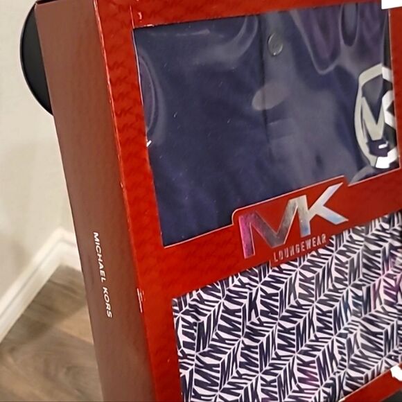 Michael Kors Logo Boxed Loungewear Gift Set - Picture 4 of 7